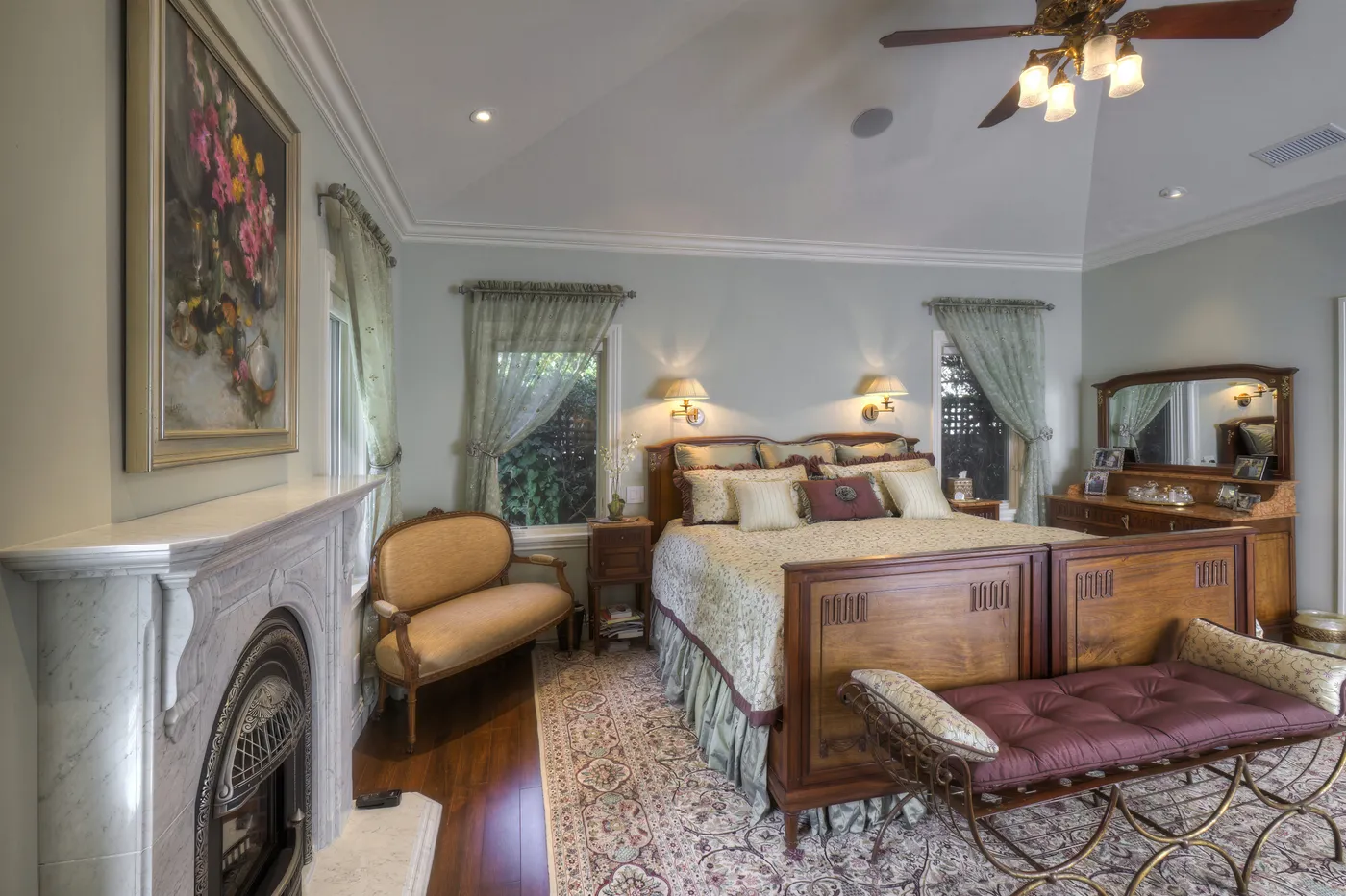 The principal bedroom from the fireplace side, a bench at the foot of the bed