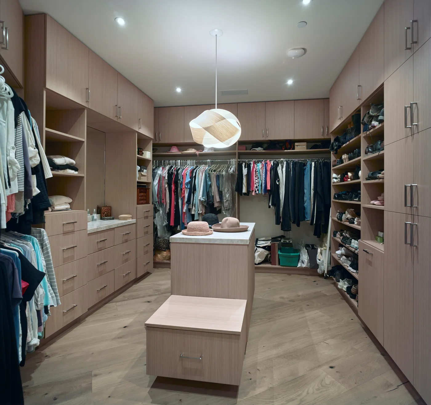 Dressing room fitted in oak with a central island