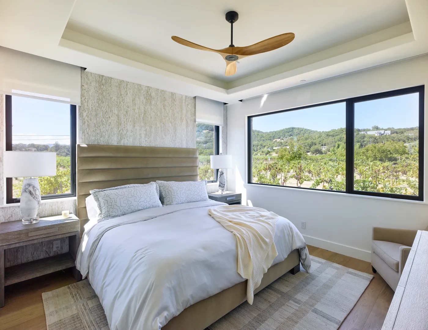 Guest bedroom with windows to the vineyard and the hills