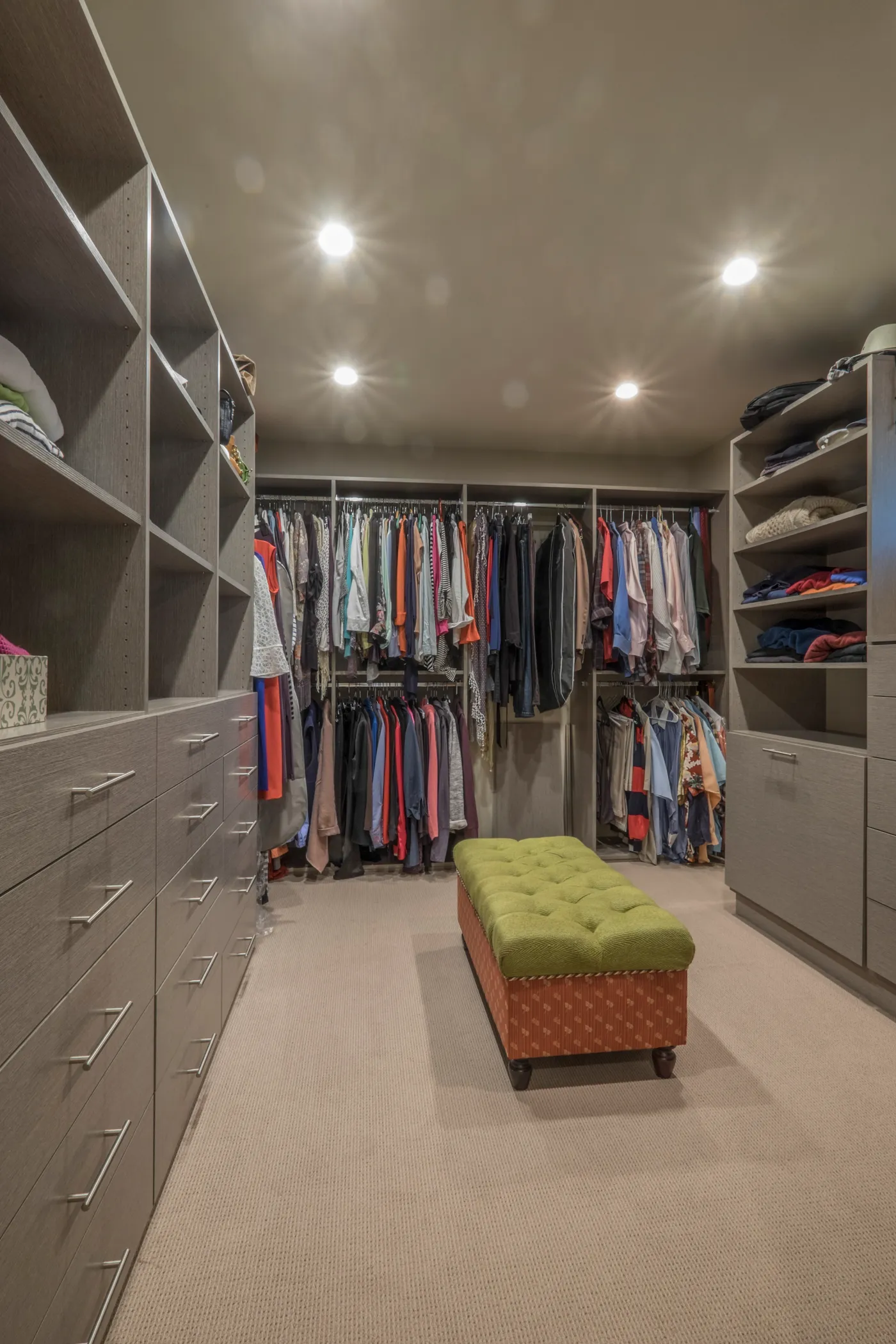 Dressing room fitted out on three walls with a bench at the centre